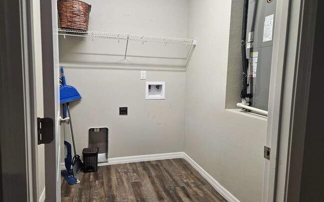 Building Photo - 160 SW Ivy Glen