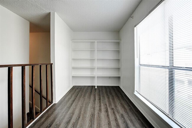 Building Photo - 3915 Tanglewilde St