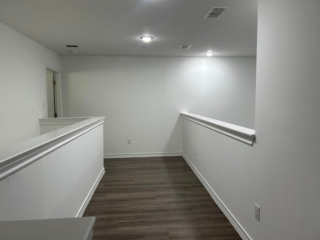 Building Photo - 9925 Kaspar Dr