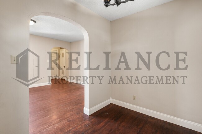 Building Photo - 4825 E Pine St