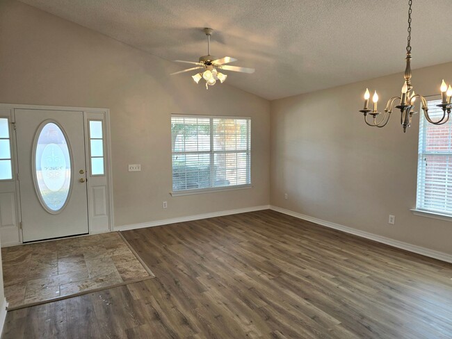 Building Photo - Adorable 3/2 Stonebrook Patio Home