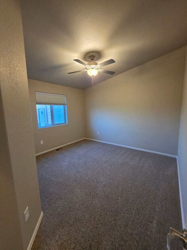 Building Photo - 1058 E Ranch Dr