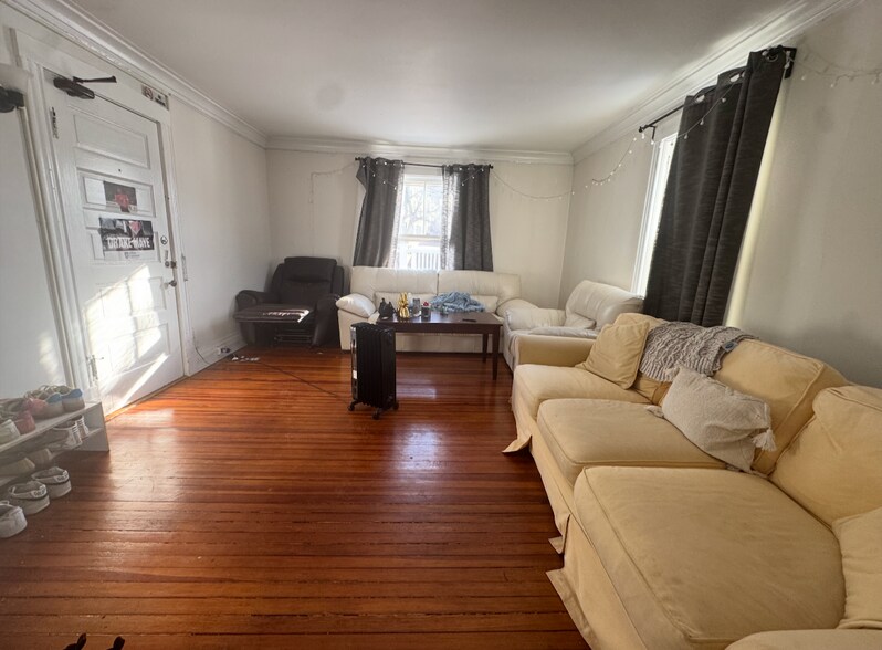 Building Photo - 1121 Leonard Pl