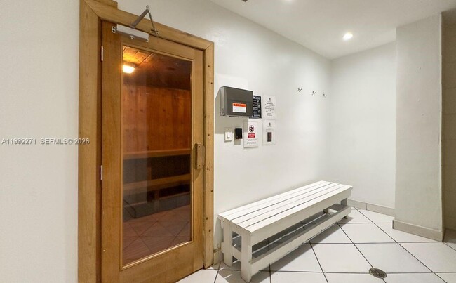 Building Photo - 100 Bayview Dr