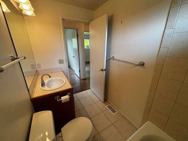 Building Photo - Charming 3-Bedroom Rambler with Spacious Yard & Convenient Location