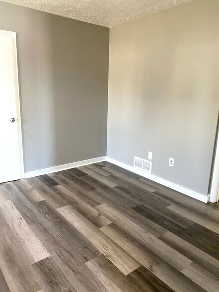 Building Photo - 110 1/2 Lee Street