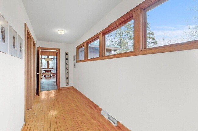 Building Photo - Mid-Century Home