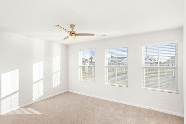 Building Photo - Newer Beautiful 3 Bed 2.5 Bath!