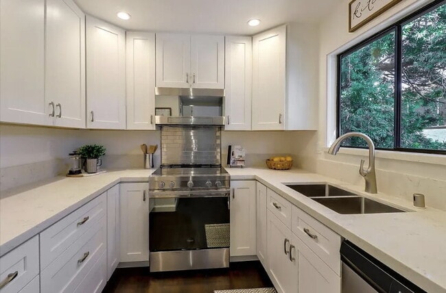 Building Photo - Rarest of the rare: exceptional privacy wi...