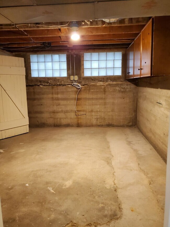 Building Photo - Cute, Quiet and Renovated One Bedroom Finished Basement in Eaton