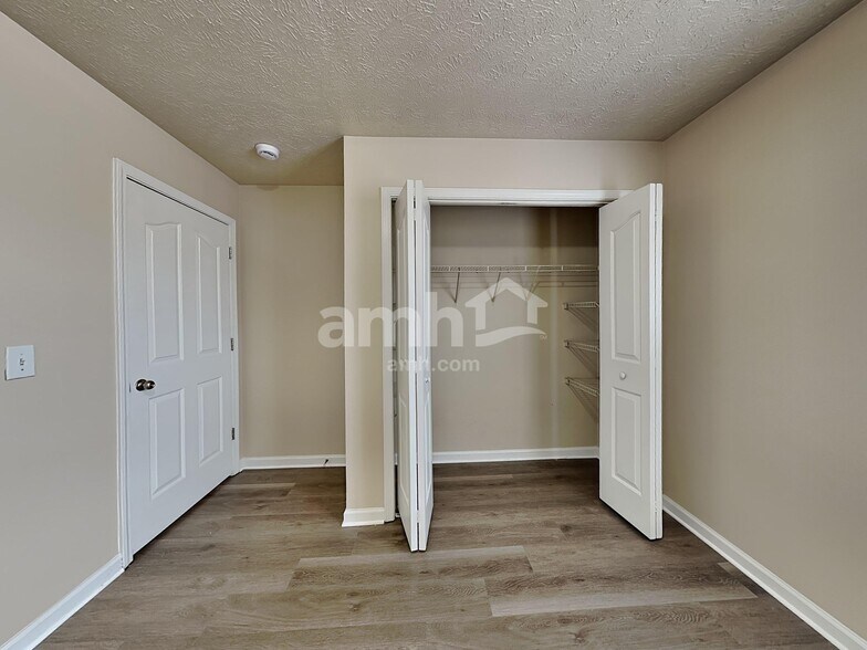 Building Photo - 403 Wooded Valley Ct