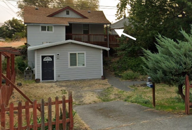 Building Photo - 307 W 8th St