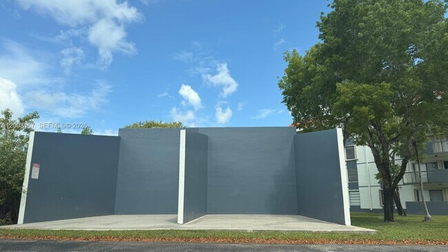 Building Photo - 5900 SW 127th Ave