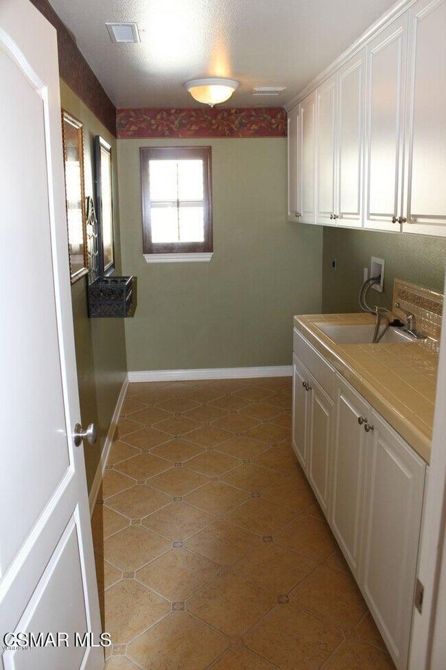 Building Photo - 1555 Arroyo View St