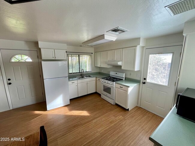 Building Photo - 5650 N 10th St