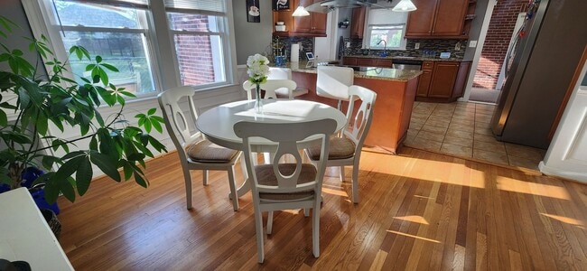 Building Photo - Large 2 Bedroom Rambler with 2 Primary Sui...