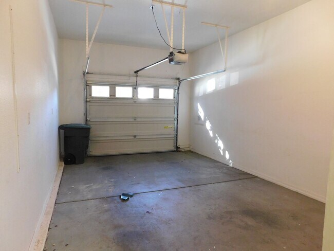 Building Photo - Quiet Neighborhood!