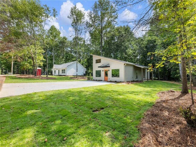 Building Photo - 8083 Beachwood Dr