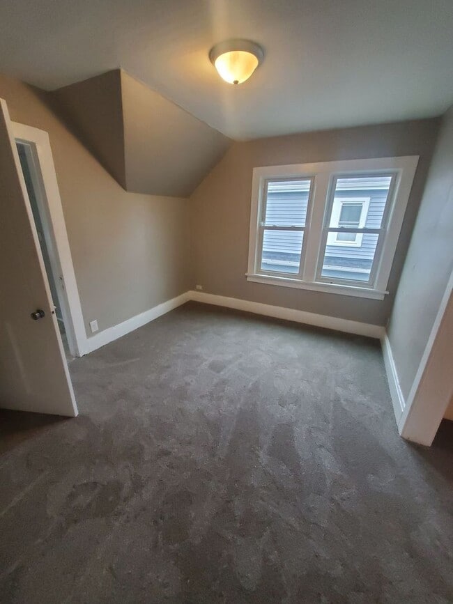 Building Photo - 4 Bedroom single family