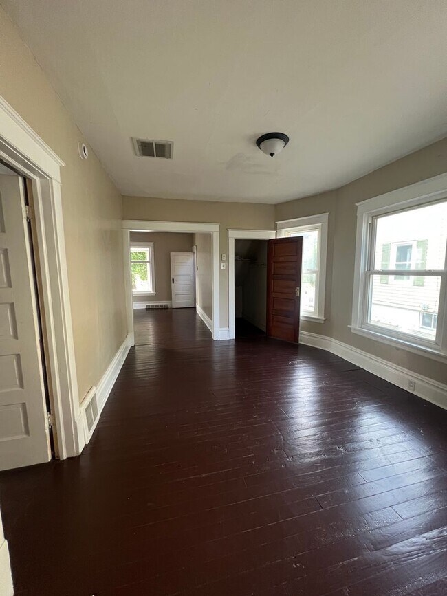 Building Photo - Spacious 4 Bedroom Southside Holland