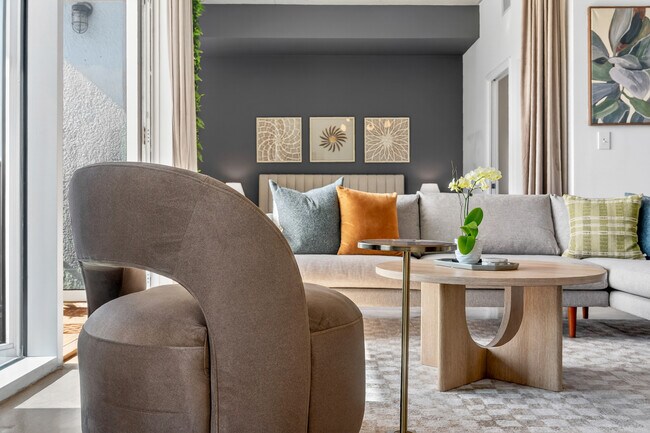 Building Photo - 10 SW South River Dr