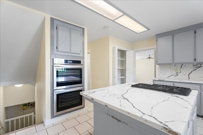 Building Photo - 2717 Knollwood Dr