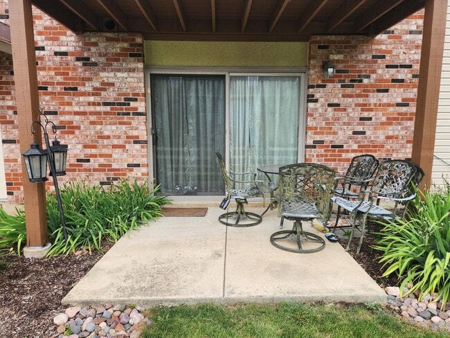 Building Photo - 1102 Hinswood Dr