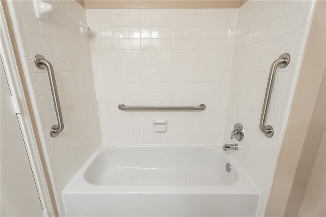 Building Photo - 8051 Bay Branch Dr