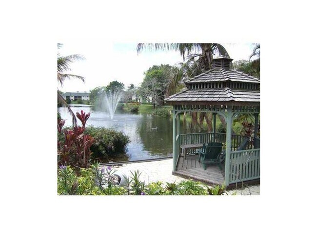 Building Photo - Updated 2 Bed/2 Bath Condo with Screened P...