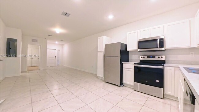 Building Photo - 1232 NE 5th Ct