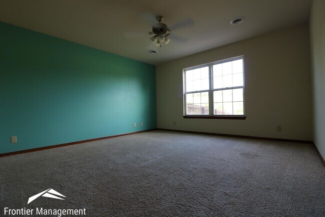 Building Photo - Gorgeous Duplex with Amazing View Off of Scenic Drive!