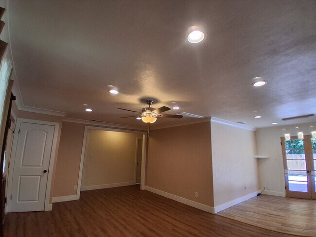 Building Photo - 340 N Santa Rosa Ave