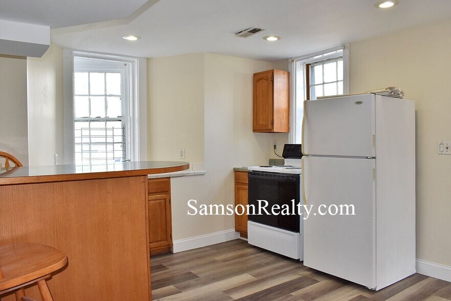 Building Photo - 298 Hope St