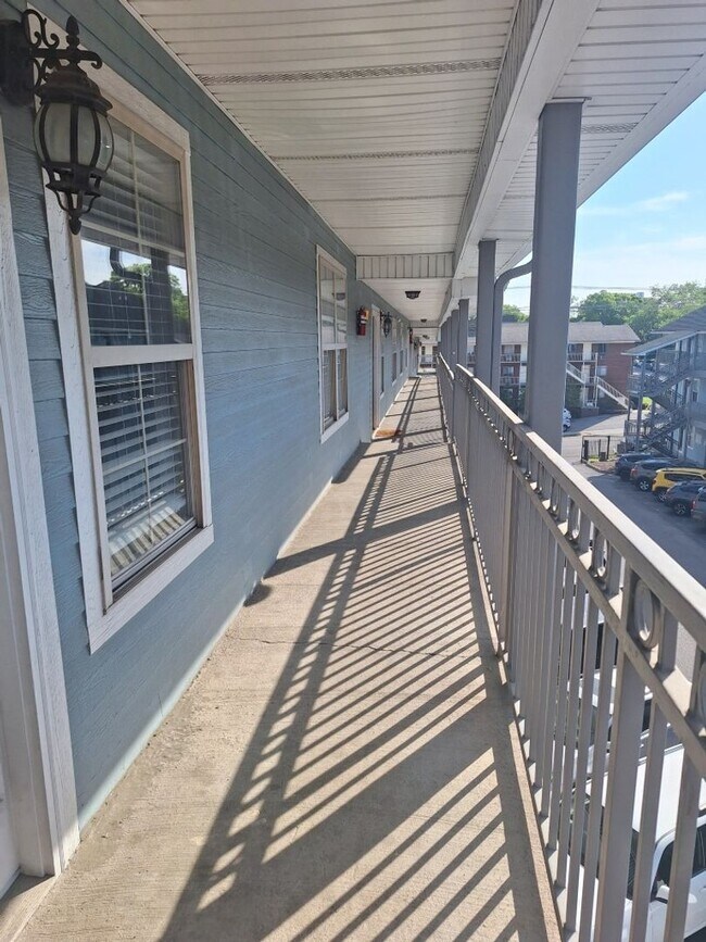 Building Photo - Walking distance to UT/ Very short walk