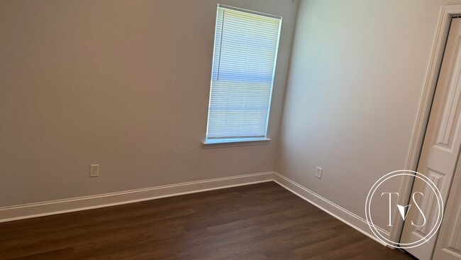Building Photo - RATE DROP ALERT (was $1980/month) and SUMM...