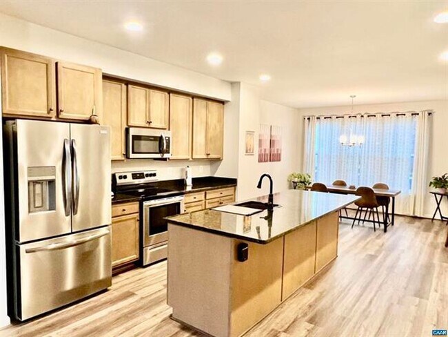 Building Photo - Southwood- Gorgeous style and like new condition with a great location to downtown and the Univer...