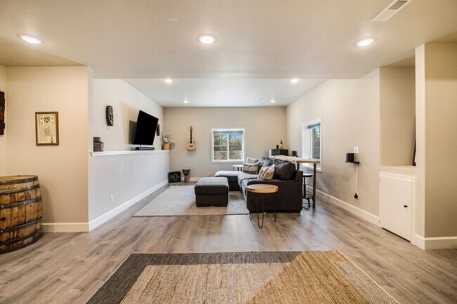 Building Photo - Elegant and spacious home with mountain vi...