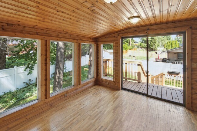 Building Photo - Beautiful Single Family Home Located In In...
