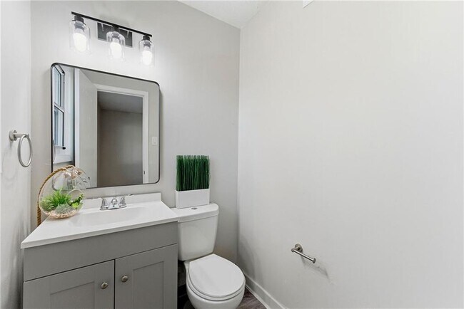 Building Photo - 558 College St