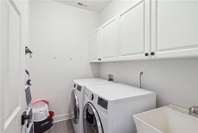 Building Photo - 303 Declaire Way NE