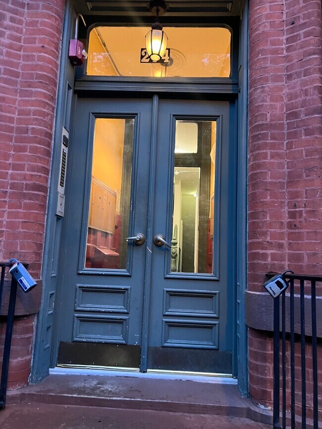 Building Photo - 234 6th St