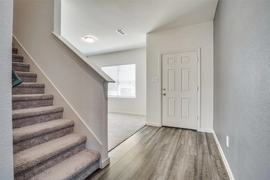 Building Photo - 731 Yorkshire Dr