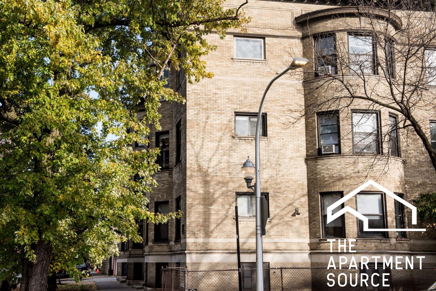 Building Photo - 923 W Waveland Ave
