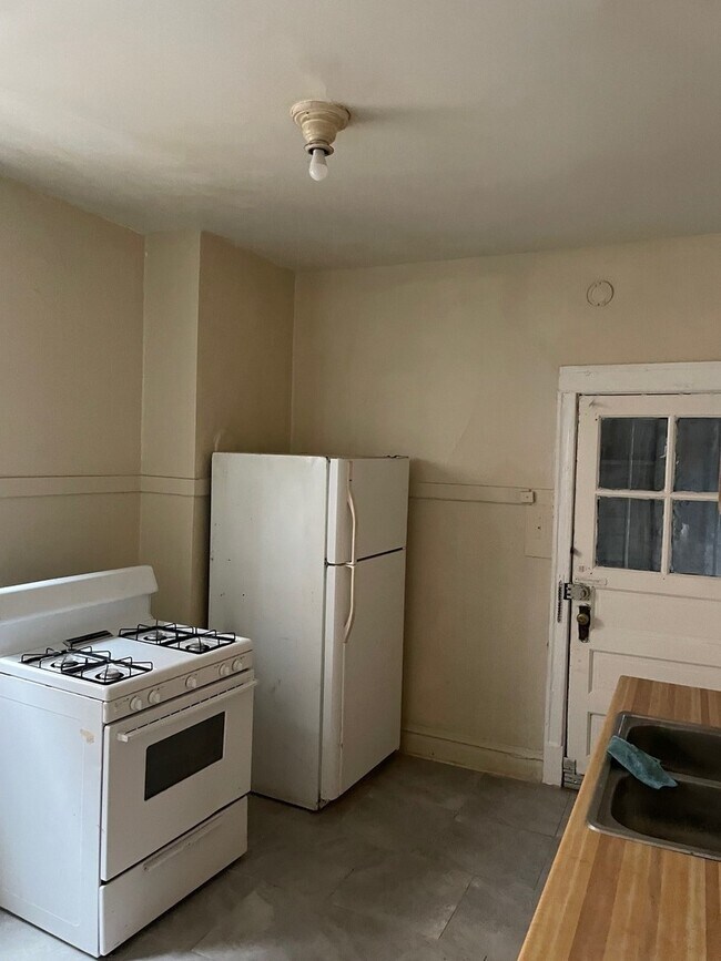 Building Photo - 7521 S Yale Ave