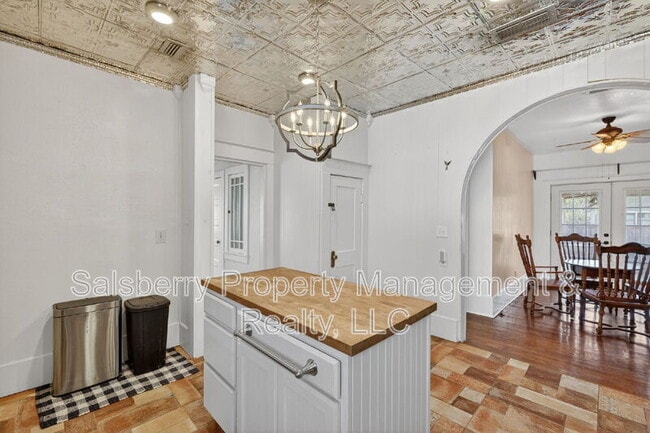 Building Photo - 212 N Grand Ave