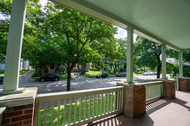 Building Photo - Close to Shops, Eateries and Buses - Avail...
