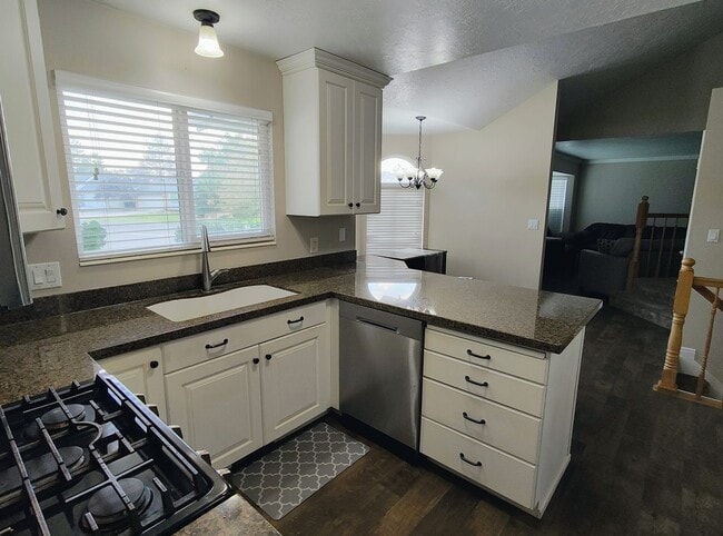Building Photo - Great 4 Bd 3 Bath Home in Sandy