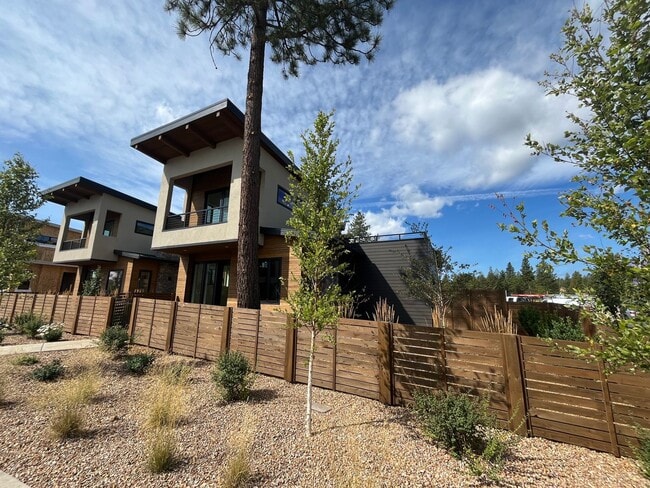 Building Photo - Like-New Townhome in the Gorgeous Terrane ...