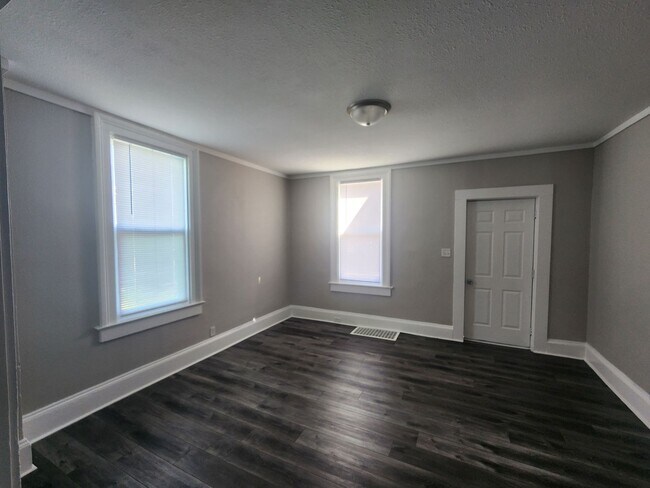 Building Photo - 307 E 22nd St