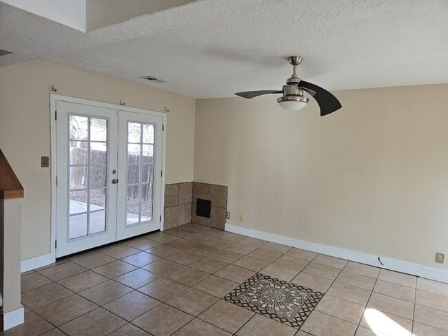 Building Photo - 4 Bedroom, 3 Bathroom! Lovely Home Coming ...